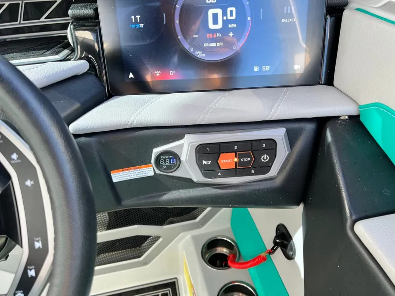 Slide: The Image of Tigé Ultré 25ZX 2024 - 35