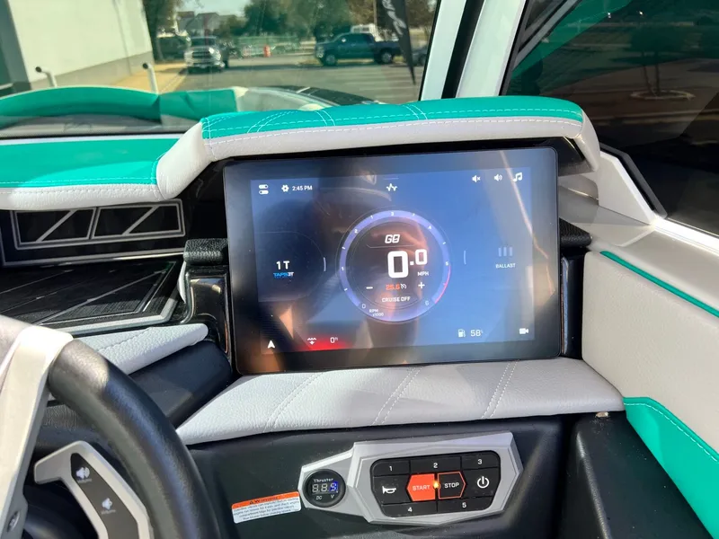 Slide: The Image of Tigé Ultré 25ZX 2024 - 36