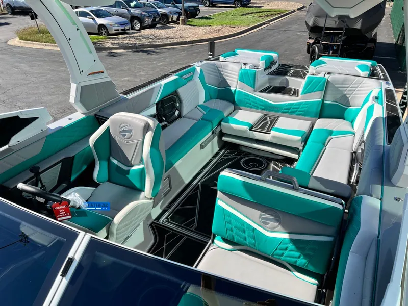 Slide: The Image of Tigé Ultré 25ZX 2024 - 40