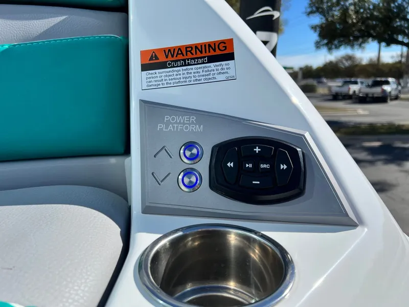 Slide: The Image of Tigé Ultré 25ZX 2024 - 5