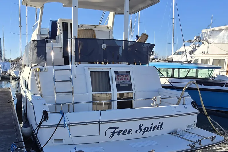 Slide: The Image of 1995 Carver 430 Cockpit Motor Yacht "Free Spirit" for sale at marina. - 41