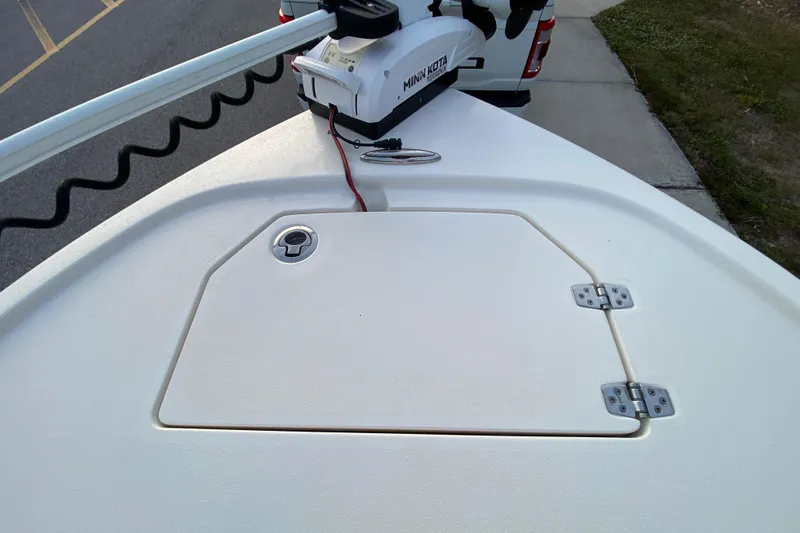 Slide: The Image of 2020 Pathfinder 2500 Hybrid boat deck with Minn Kota trolling motor. - 20