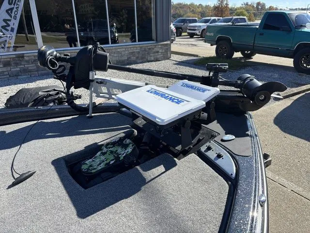 Slide: The Image of Phoenix Bass Boat 921 Elite 2020 - 11