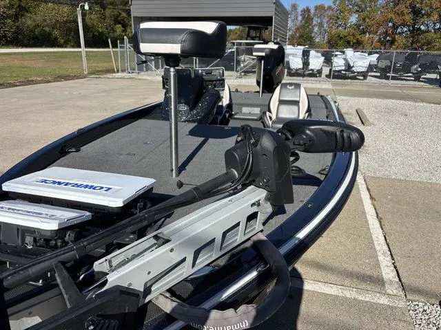 Slide: The Image of Phoenix Bass Boat 921 Elite 2020 - 14
