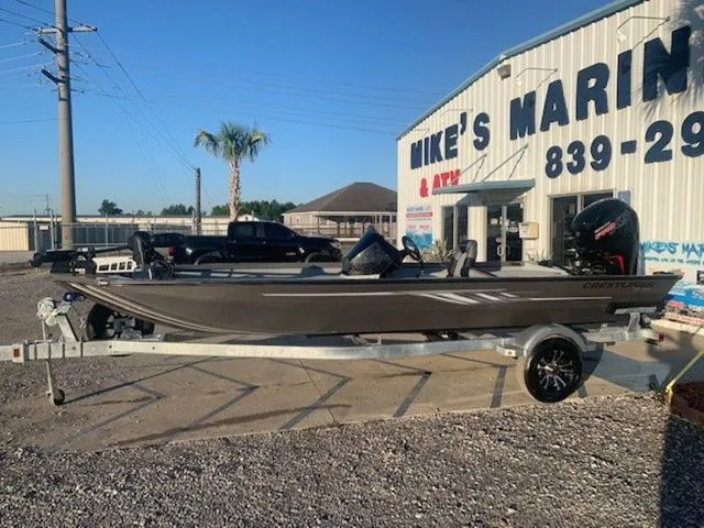 Slide: The Image of Crestliner CFX18 2023 - 1