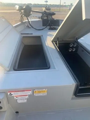 Slide: The Image of Crestliner CFX18 2023 - 10