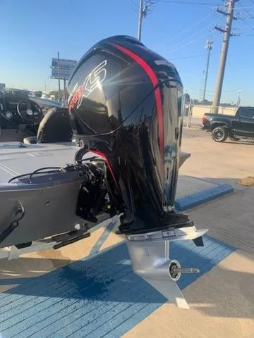 Slide: The Image of Crestliner CFX18 2023 - 2