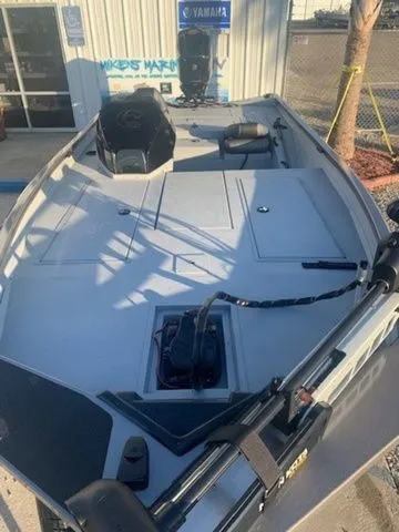 Slide: The Image of Crestliner CFX18 2023 - 3