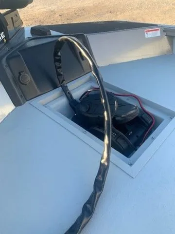 Slide: The Image of Crestliner CFX18 2023 - 4