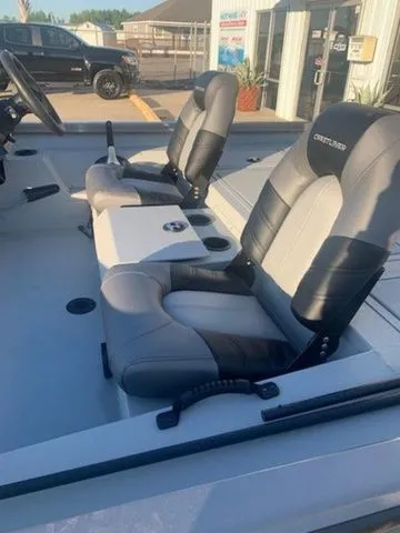 Slide: The Image of Crestliner CFX18 2023 - 6