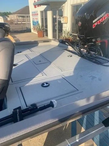 Slide: The Image of Crestliner CFX18 2023 - 7