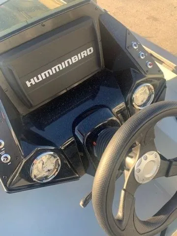 Slide: The Image of Crestliner CFX18 2023 - 8