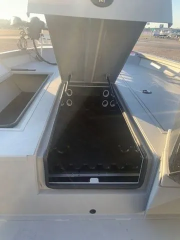 Slide: The Image of Crestliner CFX18 2023 - 9