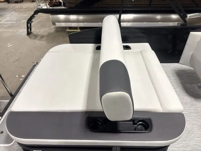 Slide: The Image of Bennington S-One Swingback 22 SSB Tritoon 2026 - 18