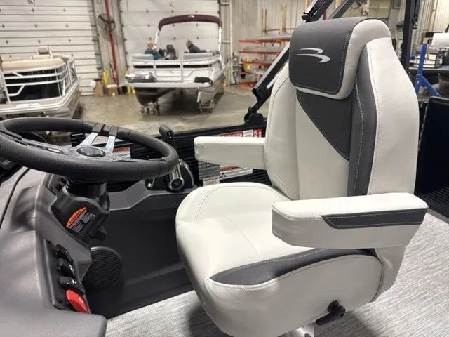 Slide: The Image of Bennington S-One Swingback 22 SSB Tritoon 2026 - 13