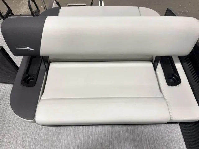 Slide: The Image of Bennington S-One Swingback 22 SSB Tritoon 2026 - 17