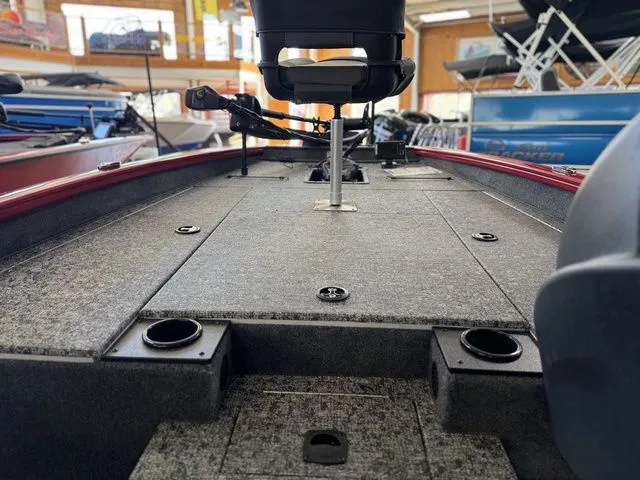 Slide: The Image of Tracker Pro Team 190 TX 2026 - 16