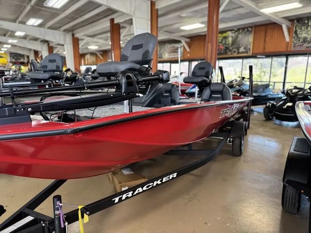 Slide: The Image of Tracker Pro Team 190 TX 2026 - 3