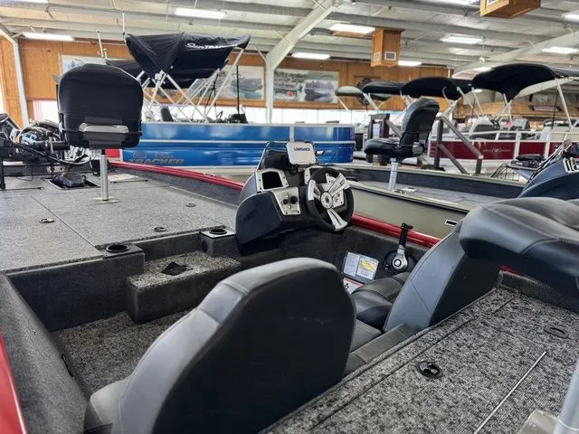 Slide: The Image of Tracker Pro Team 190 TX 2026 - 5