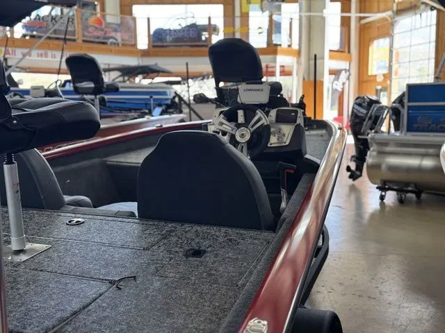 Slide: The Image of Tracker Pro Team 190 TX 2026 - 8