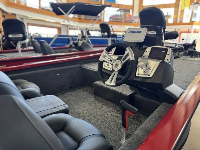 Slide: The Image of Tracker Pro Team 190 TX 2026 - 9