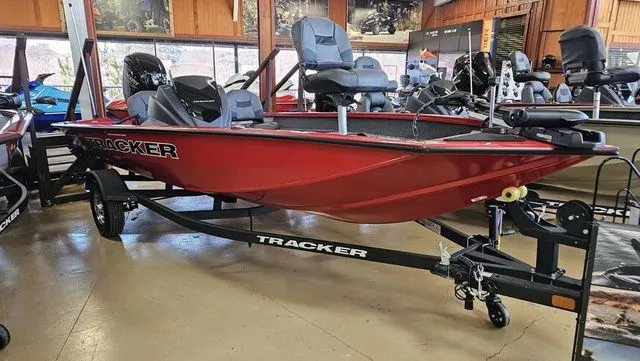 The Image of Tracker Pro Team 175 TF 2026 - 1