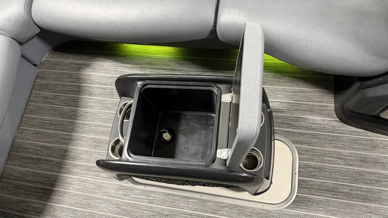 Slide: The Image of Premier 250 INTRIGUE 2020 - 34