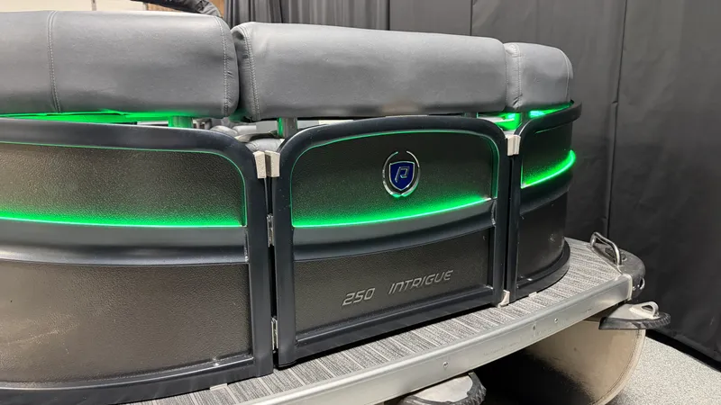 Slide: The Image of Premier 250 INTRIGUE 2020 - 8