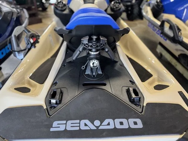 Slide: The Image of Sea-Doo Wake 170 BRP Premium Audio, iDF, iBR 2026 - 4