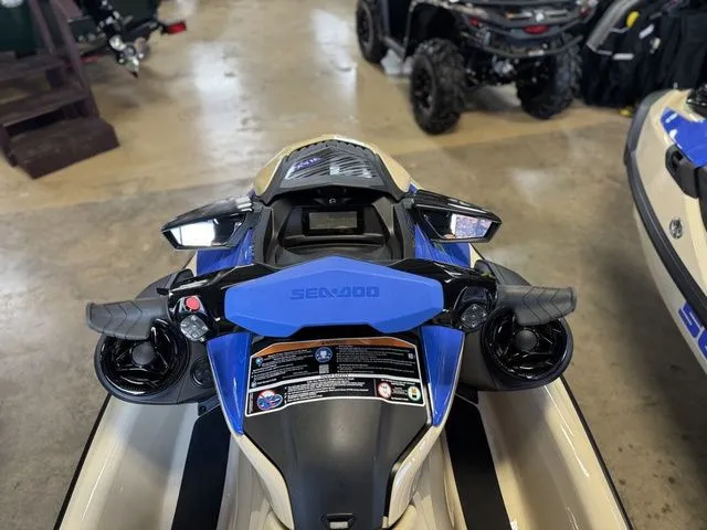 Slide: The Image of Sea-Doo Wake 170 BRP Premium Audio, iDF, iBR 2026 - 9