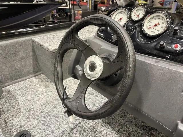 Slide: The Image of Tracker Pro 170 2026 - 15