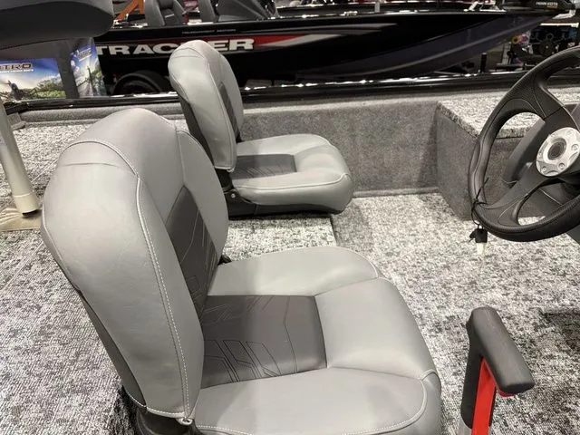 Slide: The Image of Tracker Pro 170 2026 - 16