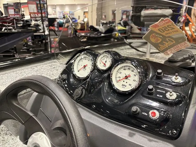 Slide: The Image of Tracker Pro 170 2026 - 22