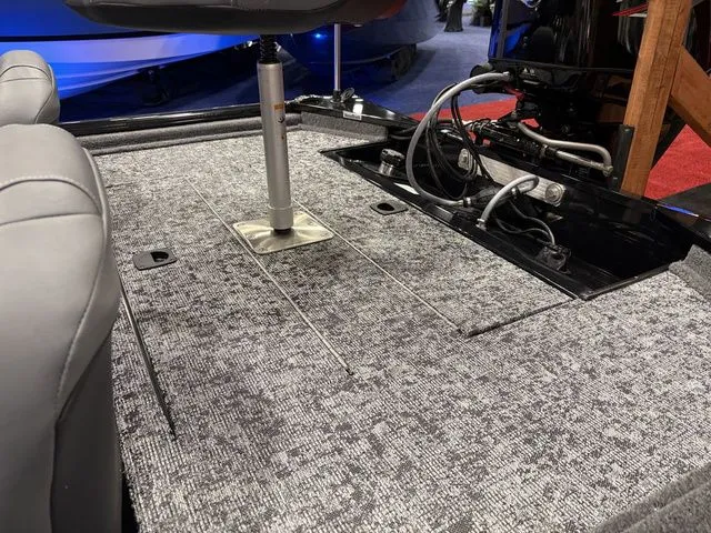 Slide: The Image of Tracker Pro 170 2026 - 23