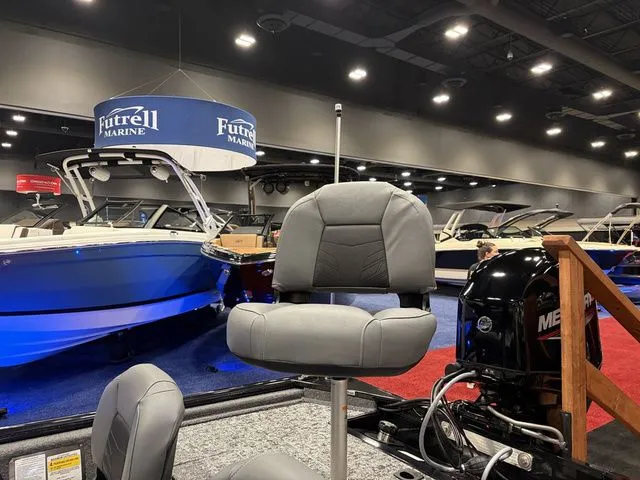 Slide: The Image of Tracker Pro 170 2026 - 24