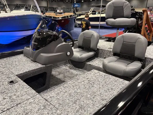 Slide: The Image of Tracker Pro 170 2026 - 27