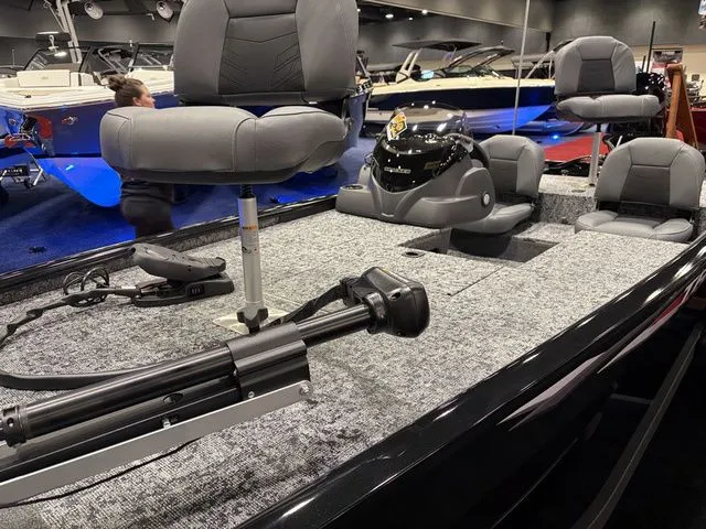 Slide: The Image of Tracker Pro 170 2026 - 28