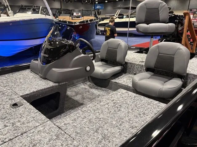 Slide: The Image of Tracker Pro 170 2026 - 8