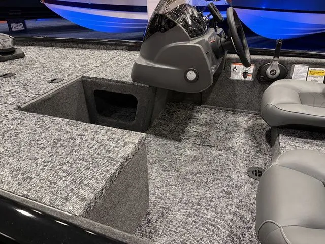 Slide: The Image of Tracker Pro 170 2026 - 9