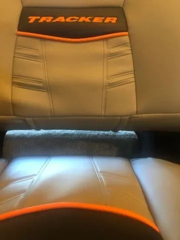 Slide: The Image of Tracker Bass Tracker Classic Limited 2026 - 10