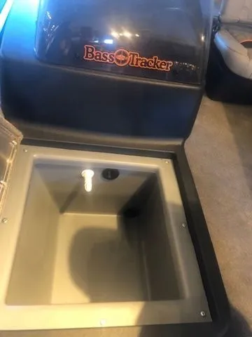 Slide: The Image of Tracker Bass Tracker Classic Limited 2026 - 27