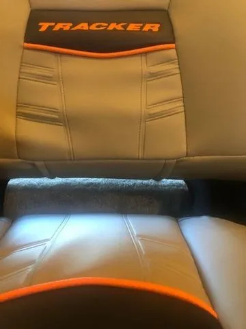 Slide: The Image of Tracker Bass Tracker Classic Limited 2026 - 29