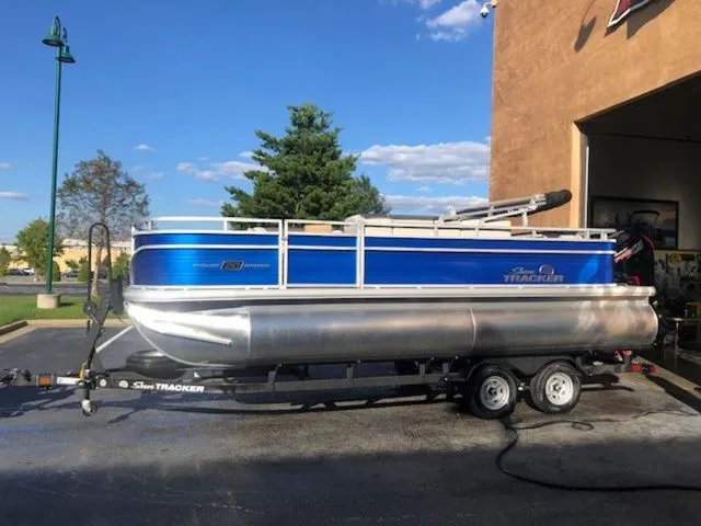 The Image of Sun Tracker Fishin' Barge 20 DLX 2026 - 1