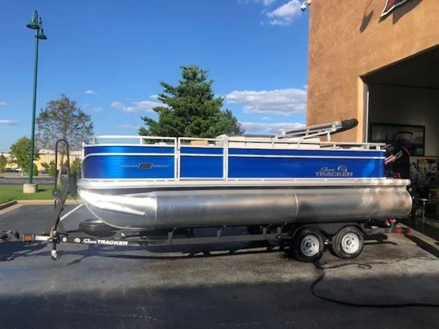 Slide: The Image of Sun Tracker Fishin' Barge 20 DLX 2026 - 10