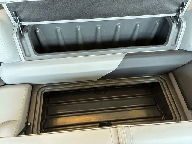 Slide: The Image of Sun Tracker Party Barge 20 DLX 2026 - 30