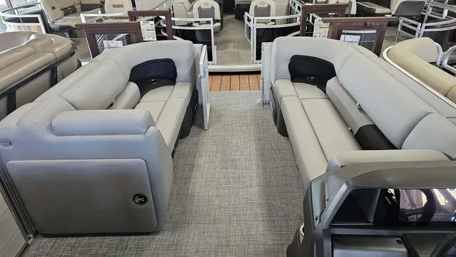 Slide: The Image of Sun Tracker Party Barge 20 DLX 2026 - 16