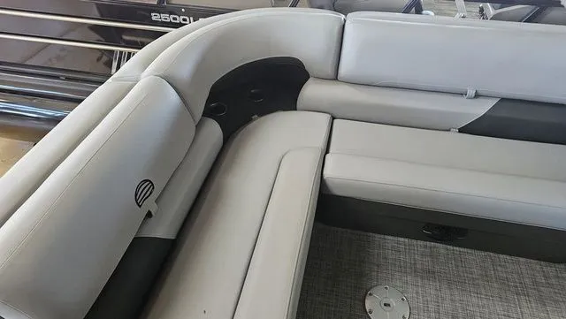 Slide: The Image of Sun Tracker Party Barge 20 DLX 2026 - 18