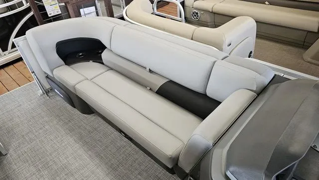 Slide: The Image of Sun Tracker Party Barge 20 DLX 2026 - 23