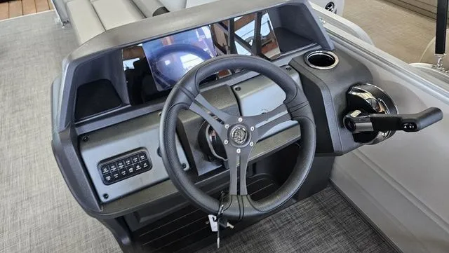 Slide: The Image of Sun Tracker Party Barge 20 DLX 2026 - 24