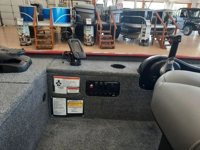 Slide: The Image of Tracker Panfish 17 2025 - 3